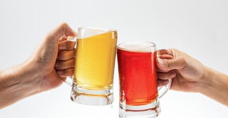 men-toasting-with-beer-on-white-background Curso-cerveza-avanzado-aciq